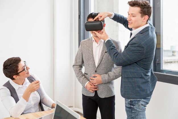 Grupo de empresarios comprobando vr