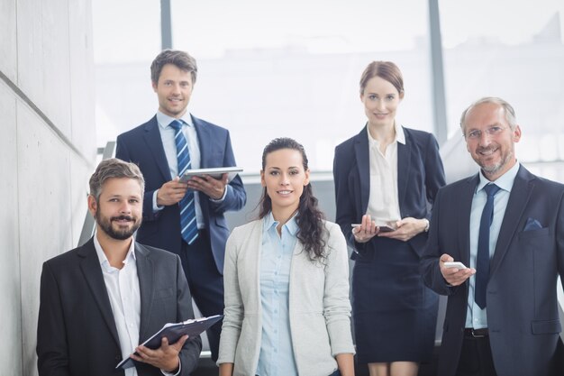 Grupo de empresarios confiados en Office