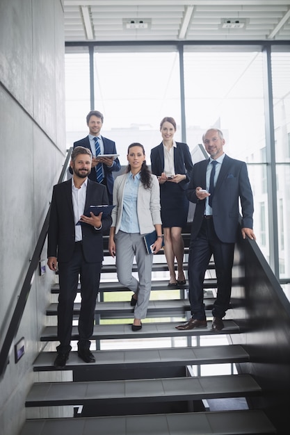 Grupo de empresarios confiados en Office