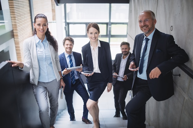 Grupo de empresarios confiados en Office