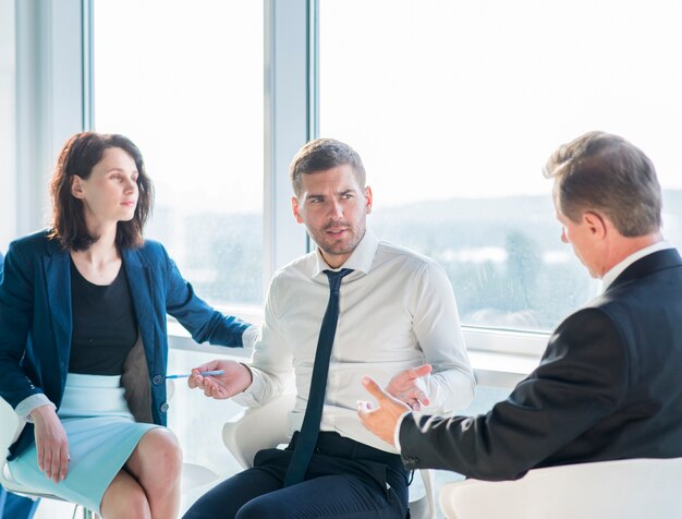 Grupo de empresarios conversando en la oficina