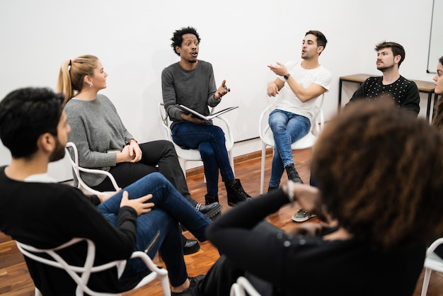 Grupo de empresarios creativos multiétnicos que trabajan en un proyecto y tienen una reunión de intercambio de ideas. Trabajo en equipo y concepto de lluvia de ideas.
