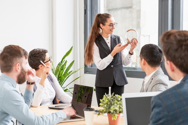 Grupo de empresarios discutiendo nuevo proyecto