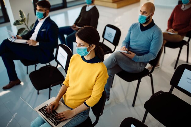 Grupo de empresarios con mascarillas en una conferencia de negocios en la sala de juntas