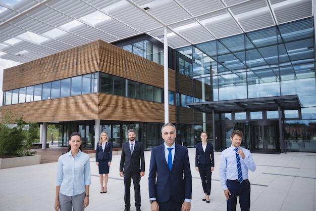 Grupo de empresarios de pie fuera del edificio de oficinas