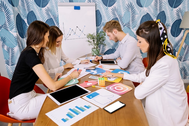 Grupo de empresarios planeando en la aplicación de redes sociales