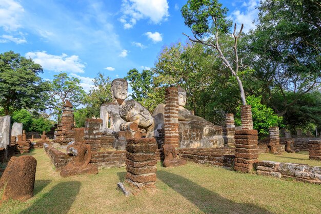 Grupo de estatuas de Buda en el templo Wat Phra Kaeo en el Parque Histórico Kamphaeng Phet, sitio del Patrimonio Mundial de la UNESCO