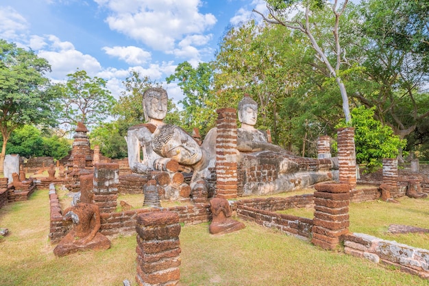 Grupo de estatuas de Buda en el templo Wat Phra Kaeo en el Parque Histórico Kamphaeng Phet, sitio del Patrimonio Mundial de la UNESCO