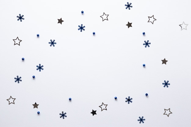 Foto gratuita grupo de estrellas y copos de nieve sobre fondo blanco.