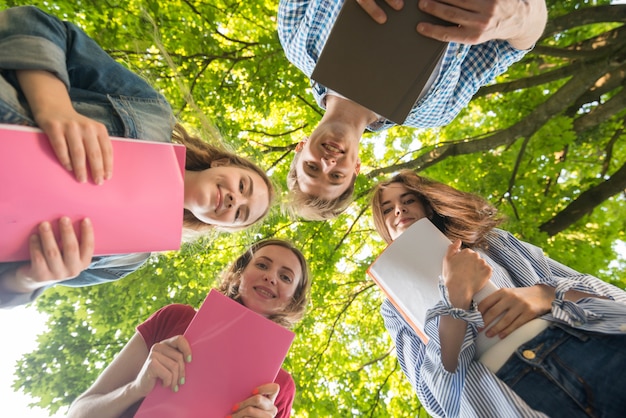 Grupo de estudiantes desde abajo