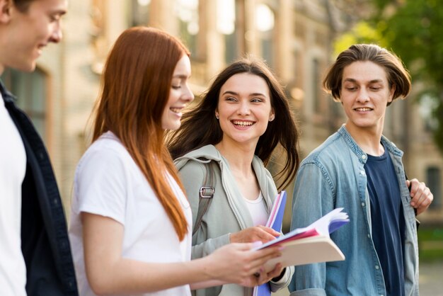 Grupo de estudiantes felices de reunirse