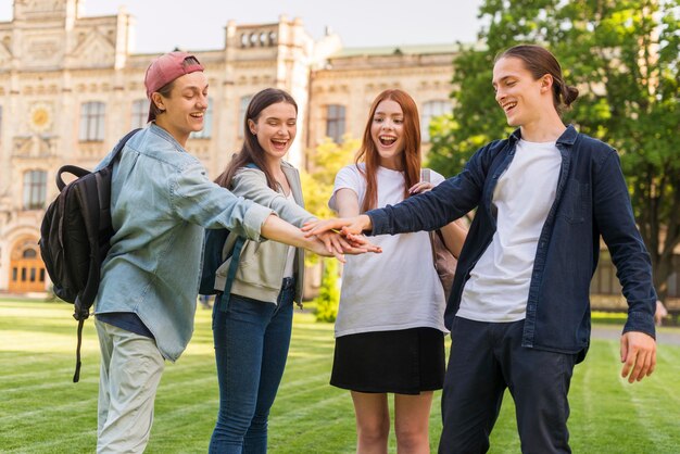 Grupo de estudiantes felices de volver a la universidad