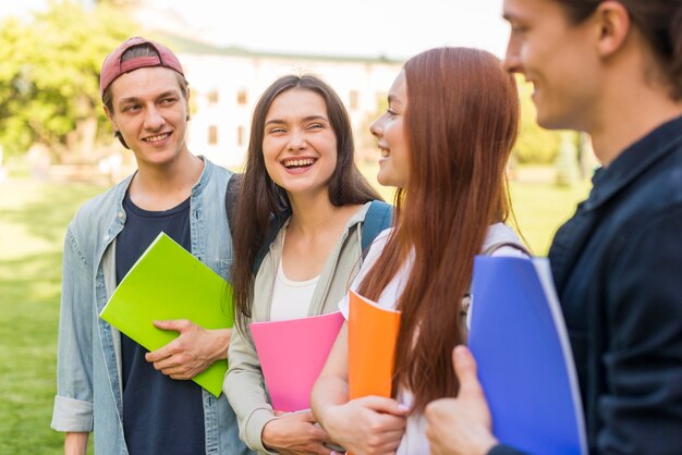 Grupo de estudiantes felices de volver a la universidad