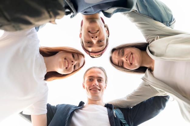 Grupo de estudiantes felices de volver a la universidad