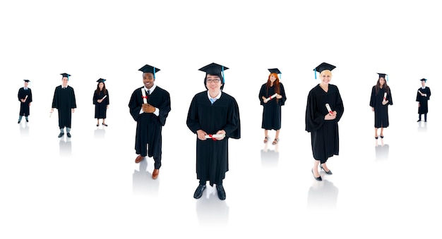 Grupo de estudiantes graduados exitosos multiétnicos.