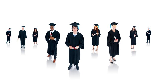 Grupo de estudiantes graduados exitosos multiétnicos.