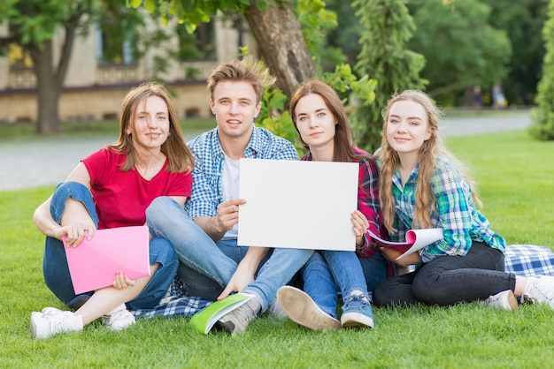 Grupo de estudiantes jóvenes estudiando en parque