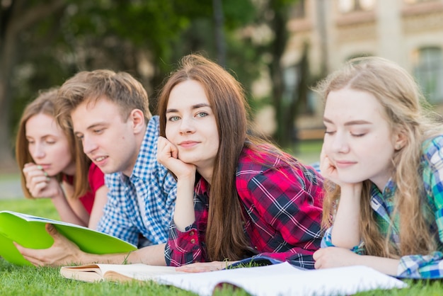 Grupo de estudiantes jóvenes estudiando en parque