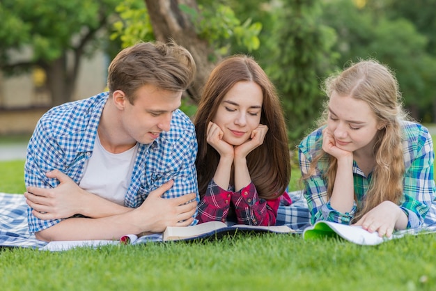 Grupo de estudiantes jóvenes estudiando en parque