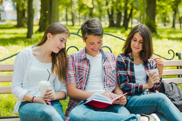 Grupo, estudiantes, lectura, libro, juntos