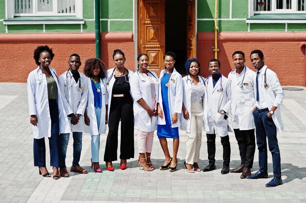 Grupo de estudiantes de médicos africanos cerca de la universidad médica al aire libre