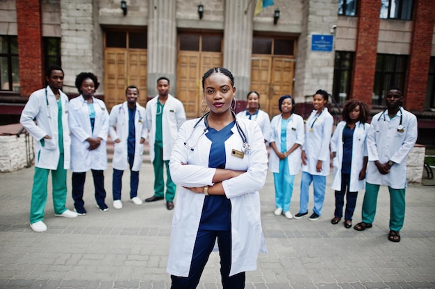 Grupo de estudiantes de médicos africanos cerca de la universidad médica al aire libre