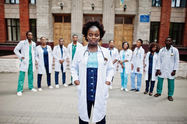 Grupo de estudiantes de médicos africanos cerca de la universidad médica al aire libre