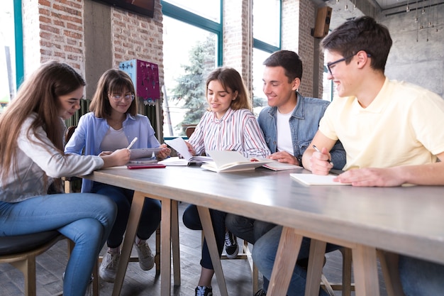 Grupo de estudiantes en mesa