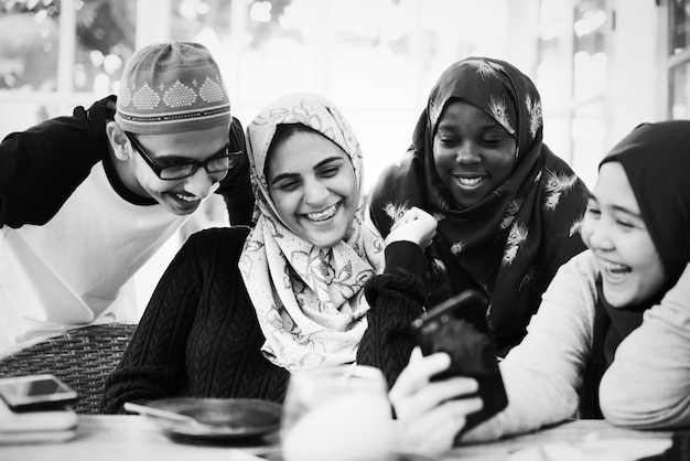 Grupo de estudiantes musulmanes que utilizan teléfonos móviles