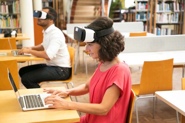 Foto gratuito grupo de estudiantes que utilizan la experiencia de realidad virtual para trabajar