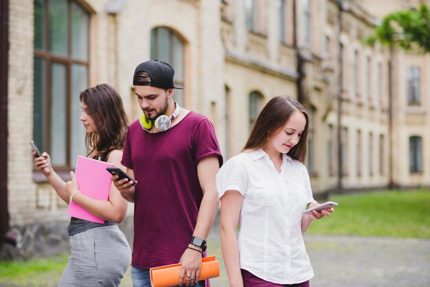 Grupo de estudiantes con teléfonos