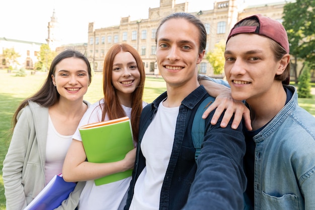 Foto gratuita grupo de estudiantes universitarios tomando una selfie