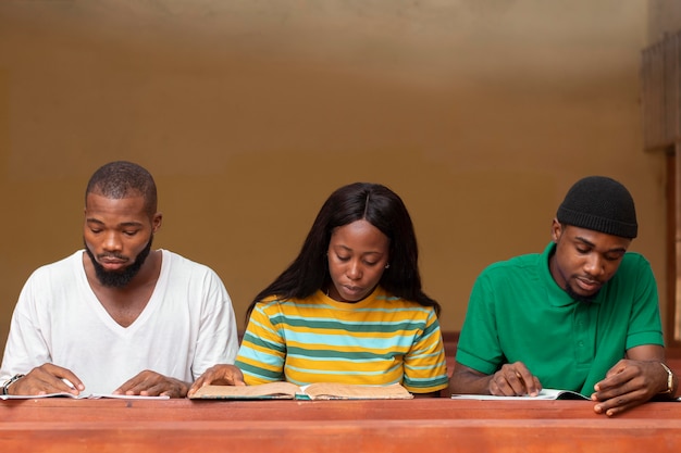 Foto gratuita grupo de estudio de africanos