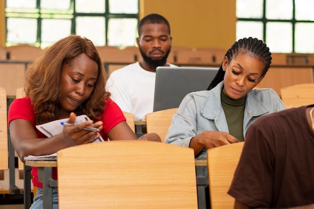 Foto gratuita grupo de estudio de africanos