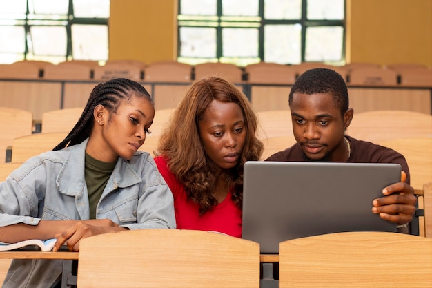 Foto gratuita grupo de estudio de africanos