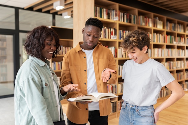 Foto gratuita grupo de estudio de aprendizaje en la biblioteca.