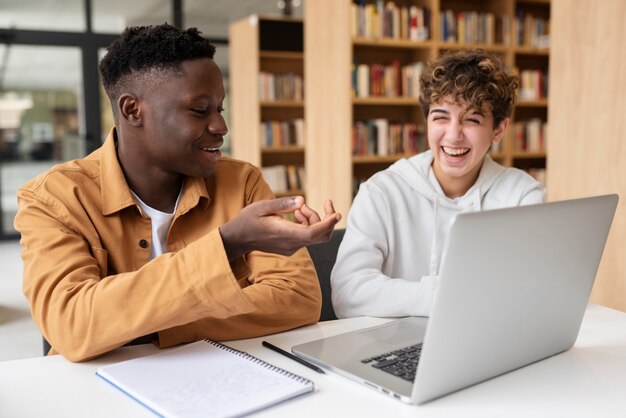 Grupo de estudio de aprendizaje en la biblioteca.