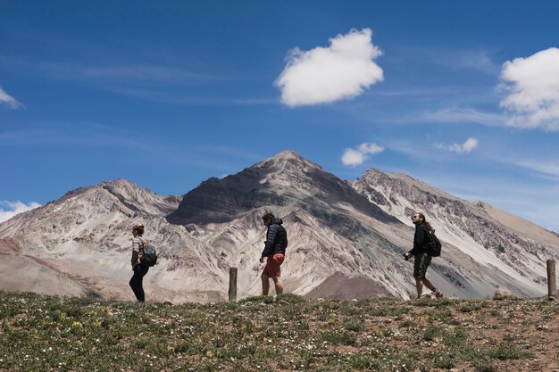 Grupo de excursionistas caminatas en frente de la montaña