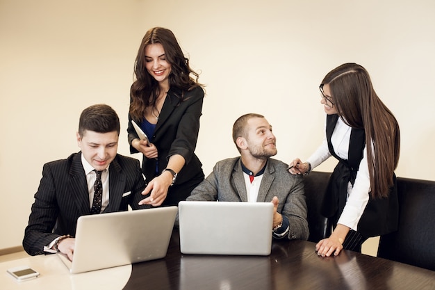 Grupo de formación oficina de negocios jóvenes