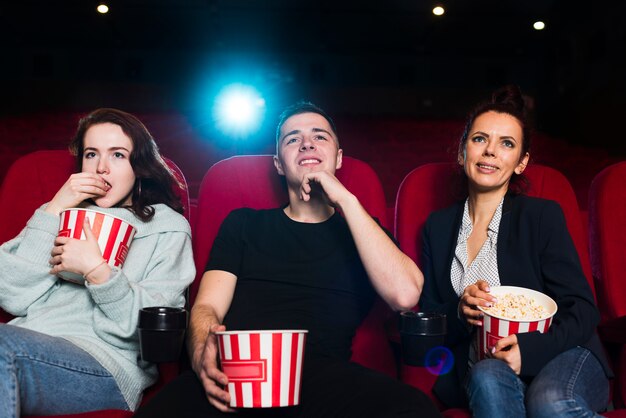 Grupo de gente en el cine