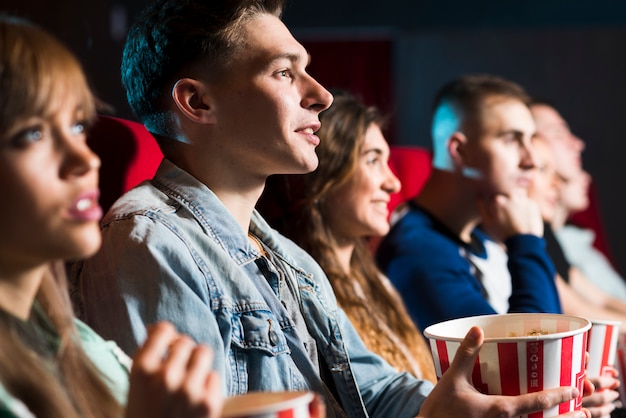 Foto gratuita grupo de gente en el cine