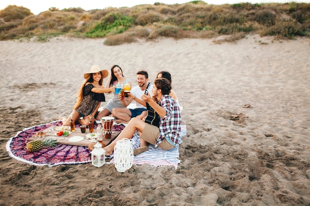 Grupo de gente haciendo una fiesta de playa