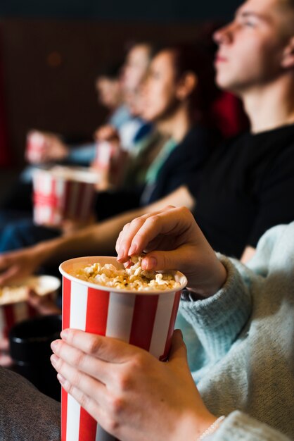 Grupo de gente joven en el cine