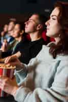 Foto gratuita grupo de gente joven en el cine