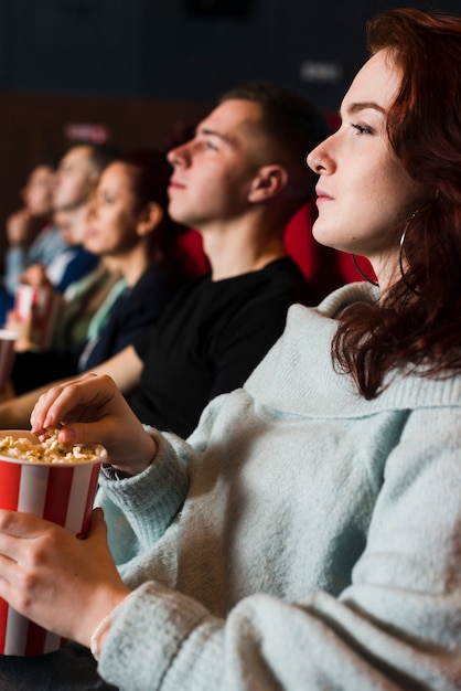 Grupo de gente joven en el cine