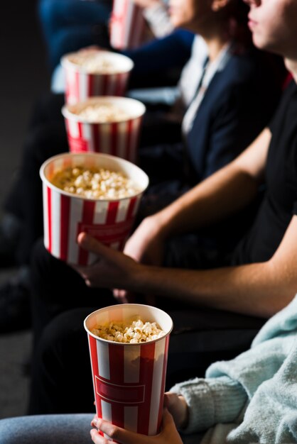 Grupo de gente joven en el cine