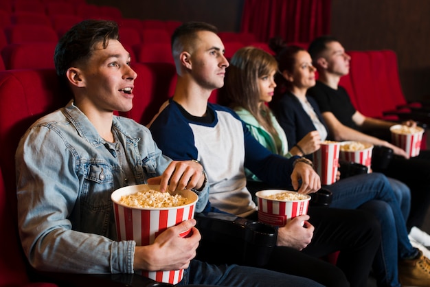 Grupo de gente joven en el cine