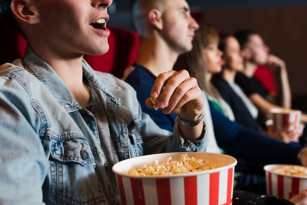 Grupo de gente joven en el cine