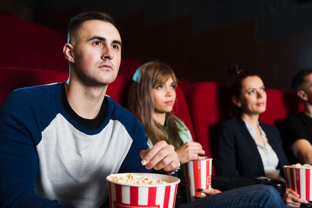 Grupo de gente joven en el cine