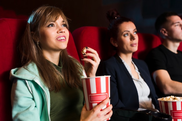 Foto gratuita grupo de gente joven en el cine